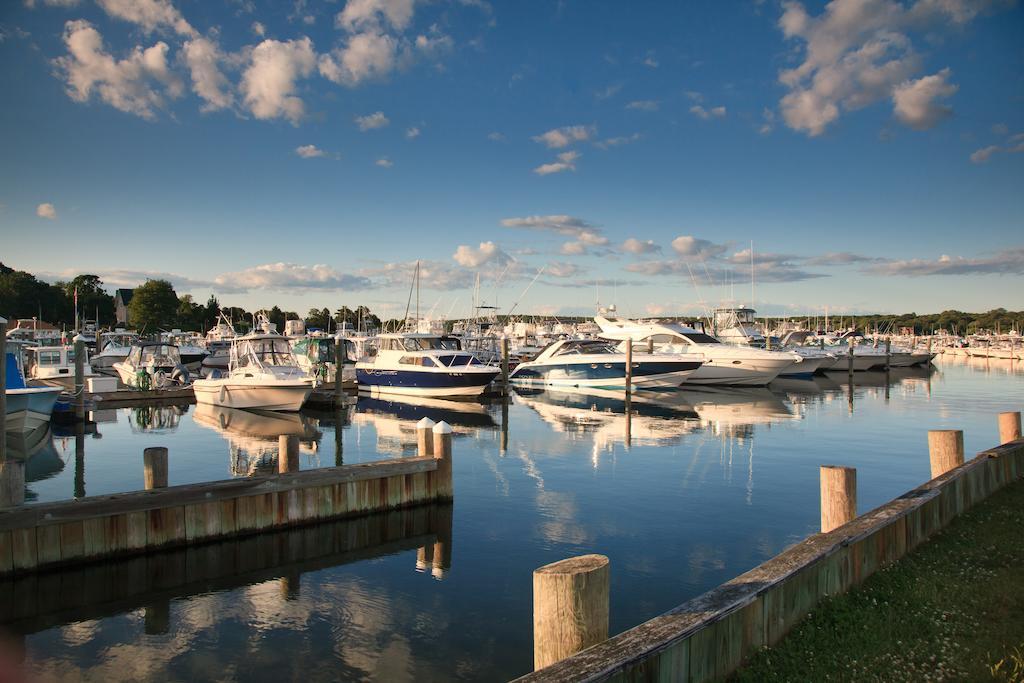 Inn At Harbor Hill Marina Niantic Exterior photo